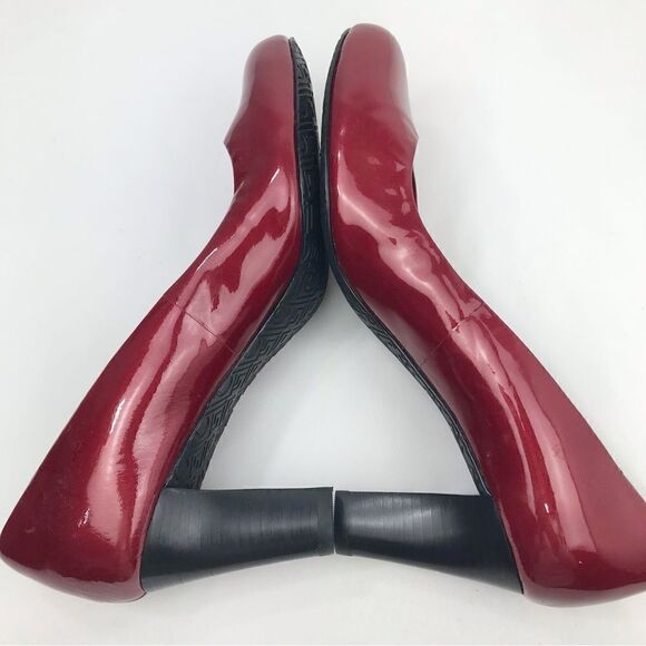 Liz Claiborne JOHNNIE Red Patent Leather Closed Toe Flex Holiday Heels - Picture 6 of 12